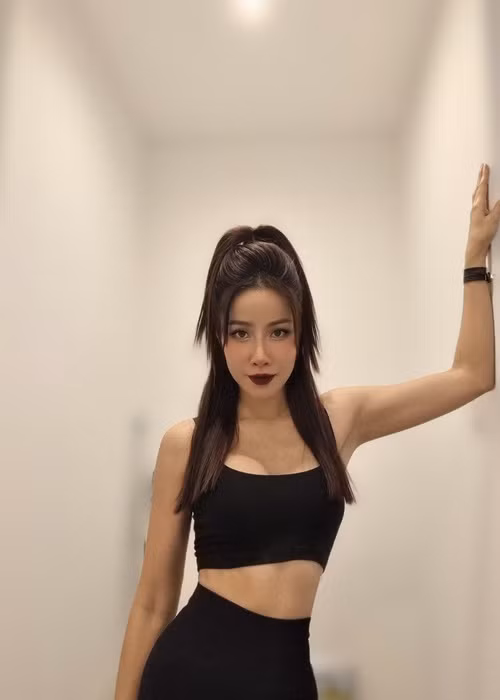 Nữ người mẫu chăm tập luyện để giữ dáng.