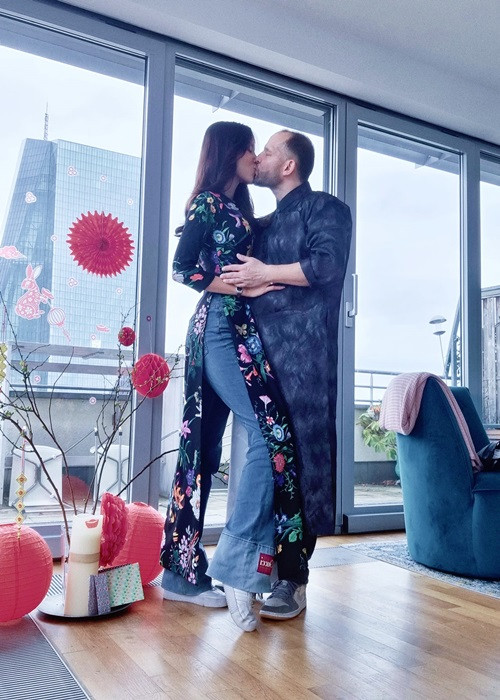 Bảo Trúc khóa môi ông xã nồng nàn khi đón Tết nơi xứ người.