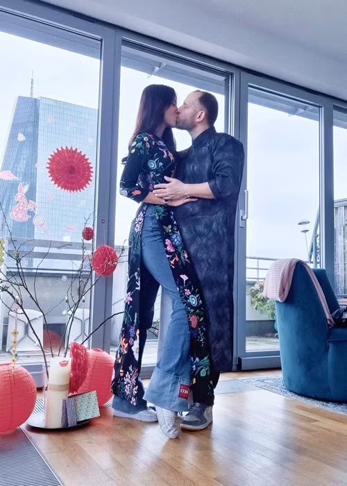 Bảo Trúc khóa môi ông xã nồng nàn khi đón Tết nơi xứ người.