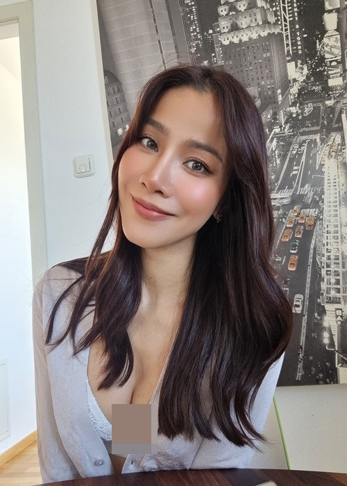 Chân dài khoe vòng một ngày càng quyến rũ.