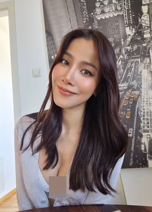 Chân dài khoe vòng một ngày càng quyến rũ.