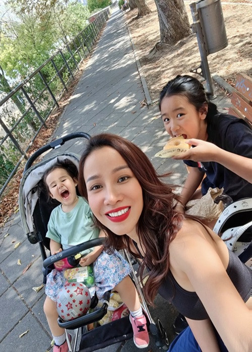 Bảo Trúc gác lại sự nghiệp ở Việt Nam vì ông xã ngoại quốc hơn 12 tuổi. Chân dài chia sẻ, khi sang Đức, cô giao tất cả những việc cô đã làm ở Việt Nam cho chồng, kể cả việc làm giàu cho gia đình. "Nhiệm vụ em là học tiếng Anh thật giỏi để học lấy bằng thạc sĩ rồi sau 9 năm em về lại Việt Nam làm việc. 9 năm thôi. Không hơn nữa. Không có ước mơ sống trời Tây", Bảo Trúc nhắn nhủ chồng.