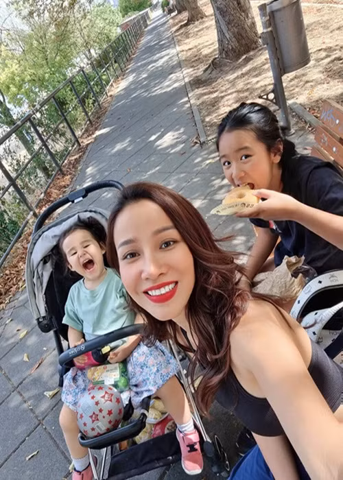 Bảo Trúc gác lại sự nghiệp ở Việt Nam vì ông xã ngoại quốc hơn 12 tuổi. Chân dài chia sẻ, khi sang Đức, cô giao tất cả những việc cô đã làm ở Việt Nam cho chồng, kể cả việc làm giàu cho gia đình. "Nhiệm vụ em là học tiếng Anh thật giỏi để học lấy bằng thạc sĩ rồi sau 9 năm em về lại Việt Nam làm việc. 9 năm thôi. Không hơn nữa. Không có ước mơ sống trời Tây", Bảo Trúc nhắn nhủ chồng.