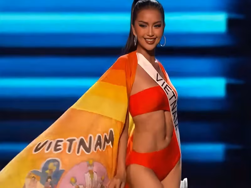 Trước khi cuộc thi diễn ra, ban tổ chức gửi tấm áo choàng màu trắng cho các thí sinh để các người đẹp tự thiết kế.