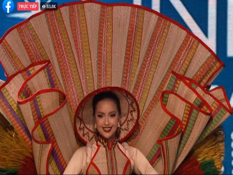 Trong bán kết, đại diện Việt Nam trình diễn trang phục dân tộc "Chiếu Cà Mau".