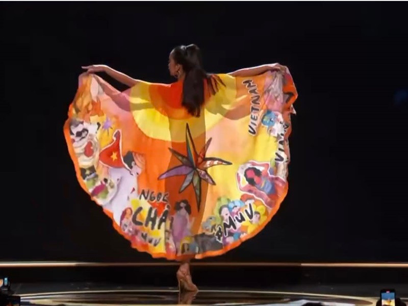 Ngọc Châu đã vẽ trên chiếc áo choàng về 30 giấc mơ của chính mình và các trẻ em nghèo, cơ nhỡ.