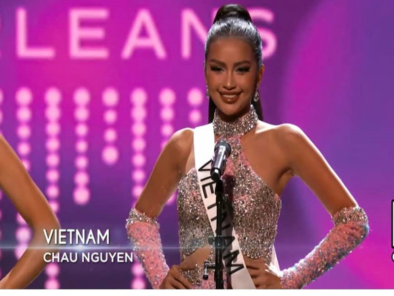 Bán kết Miss Universe 2022 - Hoa hậu Hoàn vũ Thế giới 2022 diễn ra vào sáng ngày 12/1 (giờ Việt Nam). Hoa hậu Ngọc Châu tỏa sáng trong các phần thi. Ở phần hô tên, đại diện Việt Nam diện váy cổ yếm tông hồng.
