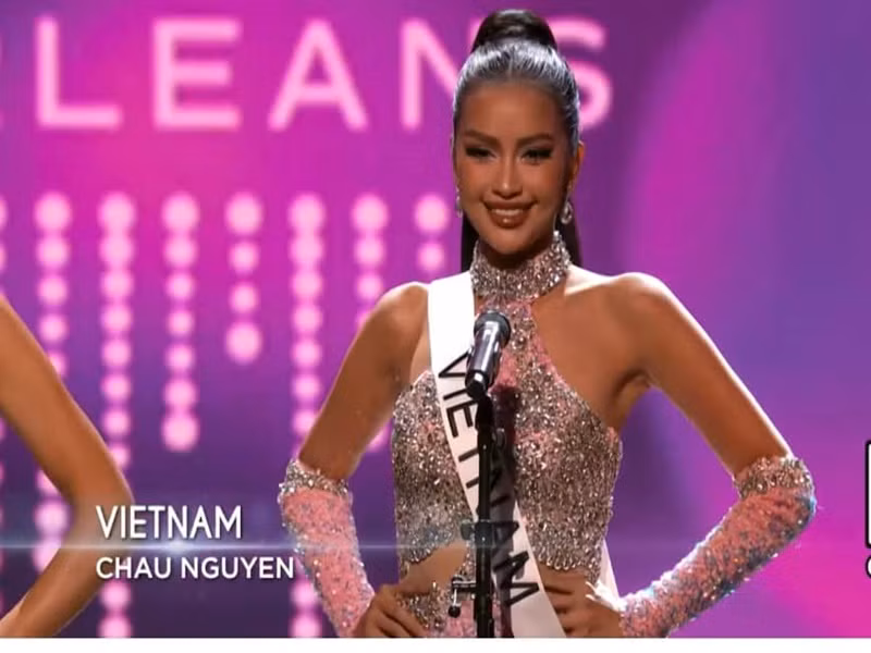 Bán kết Miss Universe 2022 - Hoa hậu Hoàn vũ Thế giới 2022 diễn ra vào sáng ngày 12/1 (giờ Việt Nam). Hoa hậu Ngọc Châu tỏa sáng trong các phần thi. Ở phần hô tên, đại diện Việt Nam diện váy cổ yếm tông hồng.