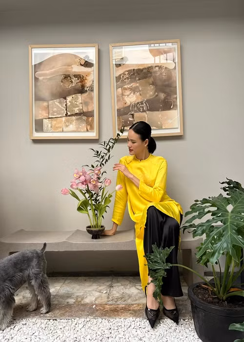 Chân dài sinh năm 1990 chia sẻ, cô quá nôn nao khi thấy phố xá tấp nập tưng bừng hoa lá chuẩn bị cho năm mới.