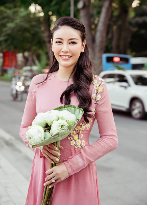 Bà mẹ 3 con khoe vẻ đẹp rạng rỡ trên phố Hà Nội.