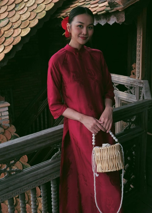 Diện trang phục áo dài, Thanh Hằng giúp tôn thêm vẻ đẹp nền nã của người con gái Việt Nam.