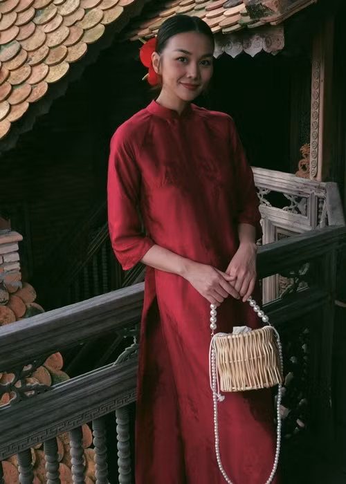 Diện trang phục áo dài, Thanh Hằng giúp tôn thêm vẻ đẹp nền nã của người con gái Việt Nam.