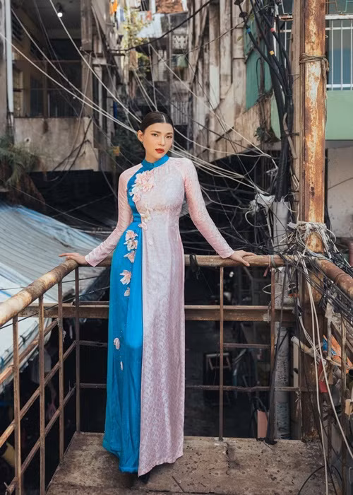 Nhân dịp Tết Nguyên Đán 2023, Thúy Diễm chia sẻ bộ ảnh trong trang phục áo dài.