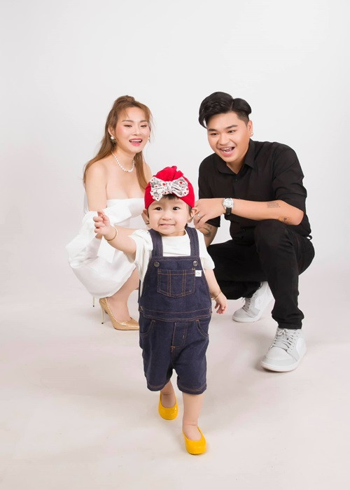 Năm 18 tuổi, Duy Phước bắt đầu yêu Trân Châu - cô gái hơn anh 8 tuổi và đã có hai con riêng. Năm 2021, Trân Châu sinh con gái. Ảnh: FBNV