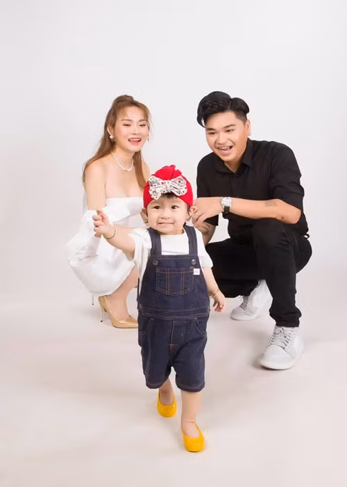 Năm 18 tuổi, Duy Phước bắt đầu yêu Trân Châu - cô gái hơn anh 8 tuổi và đã có hai con riêng. Năm 2021, Trân Châu sinh con gái. Ảnh: FBNV