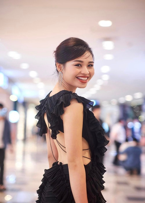 Lê Lộc từng bị mẹ phản đối kịch liệt khi công khai muốn tiến đến hôn nhân với người đàn ông lớn hơn cô 20 tuổi và đang ly thân. Cuối cùng, Lê Lộc chủ động chia tay. “Trải qua một thời gian quen nhau, tôi thấy mình còn trẻ con quá. Tôi đã bị người đó dẫn dắt suy nghĩ”, con gái Lê Giang chia sẻ. Ảnh: FBNV