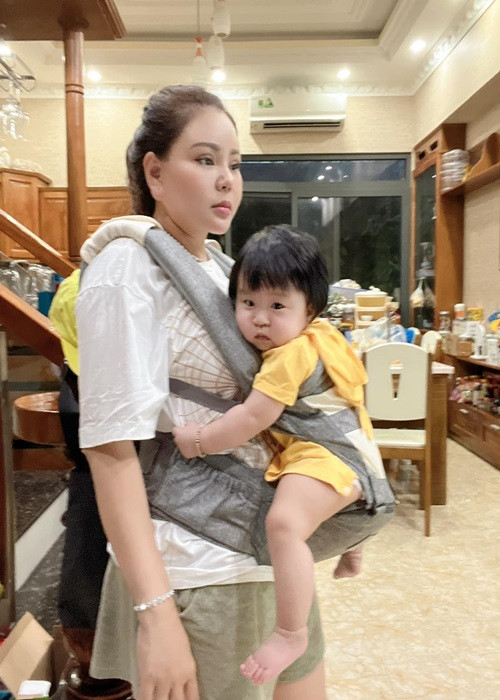 Lê Giang “Nhà bà Nữ” hết mực yêu thương con dâu. Nữ nghệ sĩ tặng Trân Châu điện thoại dịp sinh nhật, giúp con dâu chăm sóc con. Ảnh: FBNV