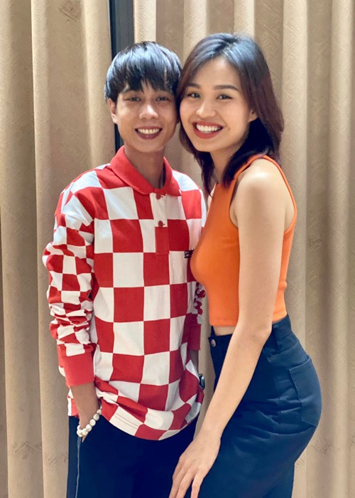 Lê Lộc đang hẹn hò Tuấn Dũng. Lê Giang dành nhiều "lời khen có cánh" cho Tuấn Dũng: "Tuấn Dũng rất dễ thương, thương Lê Lộc vô điều kiện. Lúc nào cũng chăm sóc từng miếng ăn, giấc ngủ, đưa đón cũng đưa về tận nhà. Người đàn ông như Tuấn Dũng quá chiều chuộng và thương yêu Lộc. Bây giờ có lẽ hai đứa rất hạnh phúc. Tôi thấy được điều đó". Ảnh: FBNV