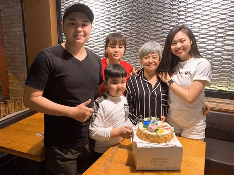 Con trai út của Lê Giang không thích ca hát, diễn xuất như mẹ và anh chị, do đó nữ diễn viên phim “Nhà bà Nữ” không kỳ vọng Luke nối nghiệp gia đình. Lê Giang chia sẻ, cô muốn thu xếp đưa con trai út quay lại Australia, để con được hưởng nền giáo dục lý tưởng và tạo dựng tính cách tự lập.