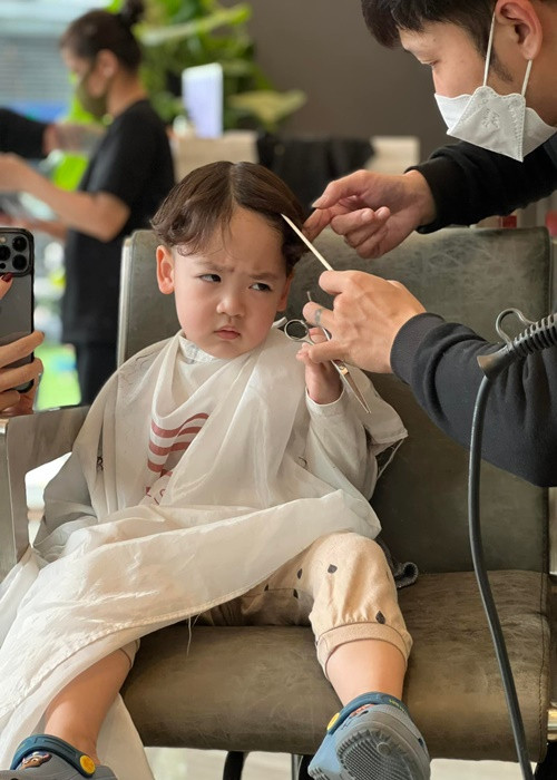 Tú Anh xem con trai là một người bạn, luôn trò chuyện, hỏi han, chăm sóc cậu nhóc.