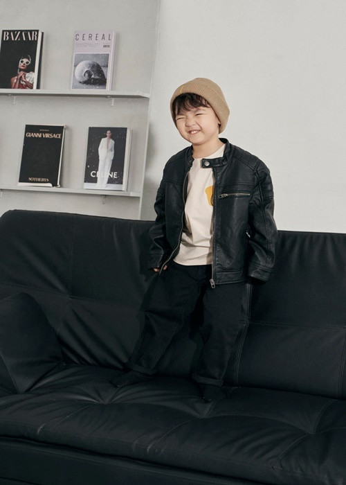 Bé Kem vô cùng kháu khỉnh. Cậu nhóc sở hữu những nét đẹp của bố mẹ như làn da trắng hồng, đôi mắt to tròn.