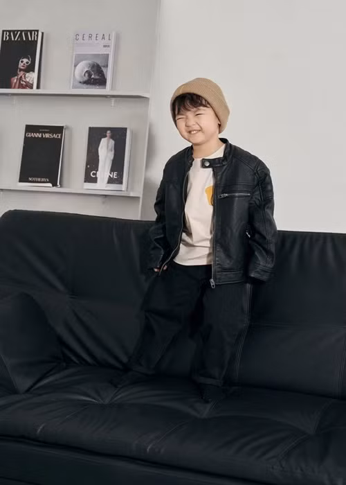 Bé Kem vô cùng kháu khỉnh. Cậu nhóc sở hữu những nét đẹp của bố mẹ như làn da trắng hồng, đôi mắt to tròn.