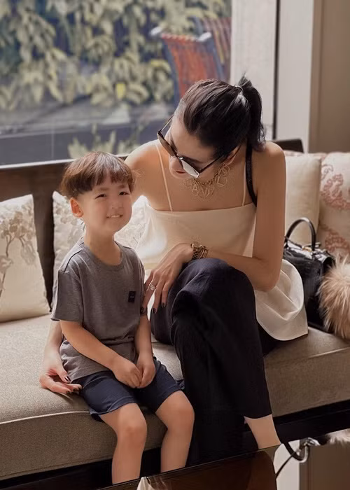 "Tôi không bao giờ đòi hỏi ông xã mình phải biết chăm sóc con cái kỹ càng, tôi chỉ cần khi anh có thời gian rảnh thì hãy dành cho gia đình, vậy thôi. Ông xã tôi cũng hiểu được điều đó nên mỗi khi có thời gian rảnh anh đều đưa vợ con đi chơi đâu đó hoặc đi du lịch", nàng hậu chia sẻ trên Báo Giao thông.