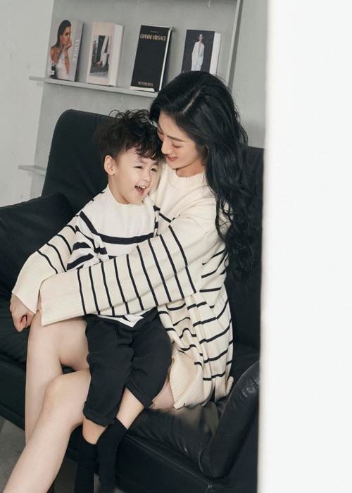 Con trai Tú Anh ăn mặc sành điệu như hot boy nhí.