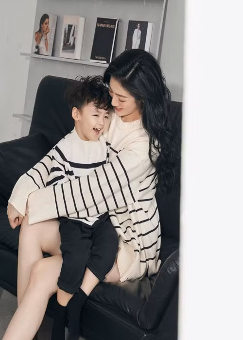 Con trai Tú Anh ăn mặc sành điệu như hot boy nhí.