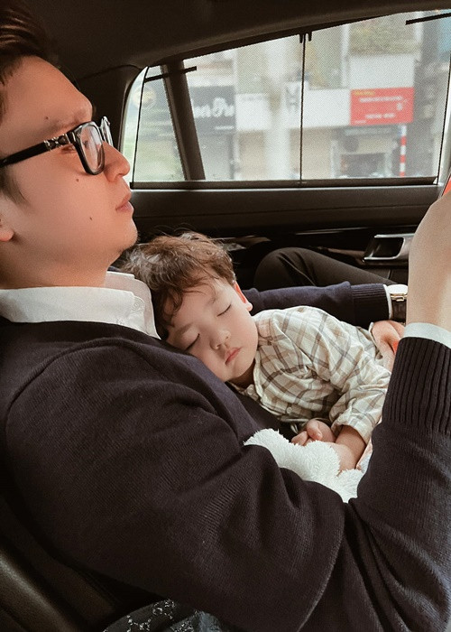 Ông xã của Tú Anh là người khá bận rộn và thường xuyên phải đi công tác. Nhưng mỗi khi có thời gian rảnh, anh đều dành hết cho vợ con.