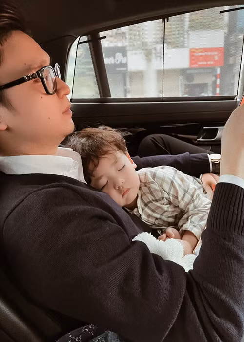 Ông xã của Tú Anh là người khá bận rộn và thường xuyên phải đi công tác. Nhưng mỗi khi có thời gian rảnh, anh đều dành hết cho vợ con.