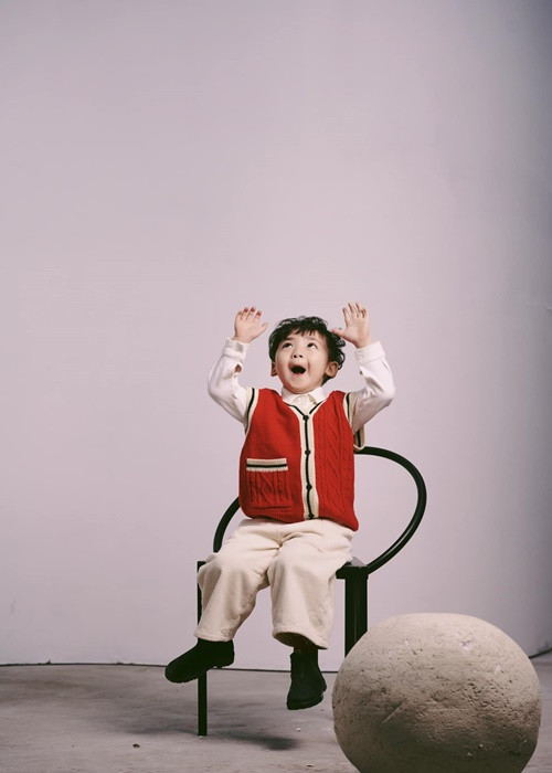 Ngắm loạt ảnh nhí nhảnh của bé Kem, cư dân mạng vô cùng thích thú.