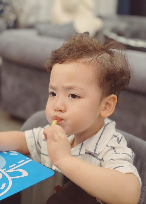 Cậu nhóc thích làm mặt phụng phịu.