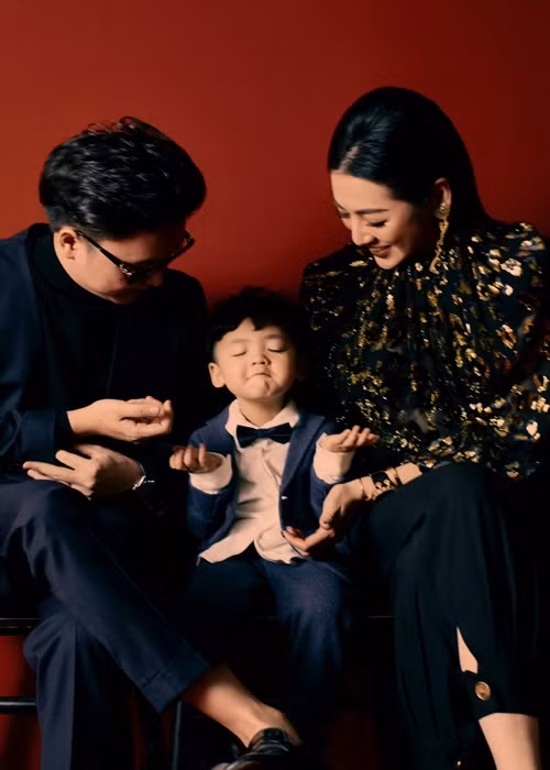  Á hậu Tú Anh làm đám cưới vào tháng 8/2018. Tháng 12 cùng năm, người đẹp hạ sinh con trai đầu lòng. Nhóc tì nhà Tú Anh - Gia Lộc tên thân mật là Kem.