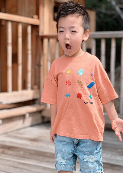 Cậu nhóc vẫn đáng yêu dù bị mẹ "dìm hàng".