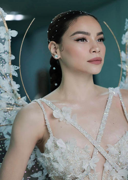 "...Dù Hà thành công thế nào thì cũng không thể bằng chị Mỹ Tâm được. Có như thế nào thì Hà mãi vẫn là người em, mối quan hệ chưa bao giờ phức tạp giống như mọi người vẽ lên. Hà cũng ít khi đọc những bài so sánh như thế vì mình hiểu được bản chất sự việc như thế nào. Không bao giờ có chuyện đó, luôn là sự chào hỏi bình thường sau hậu trường”, Hà Hồ nói. Ảnh: FBNV