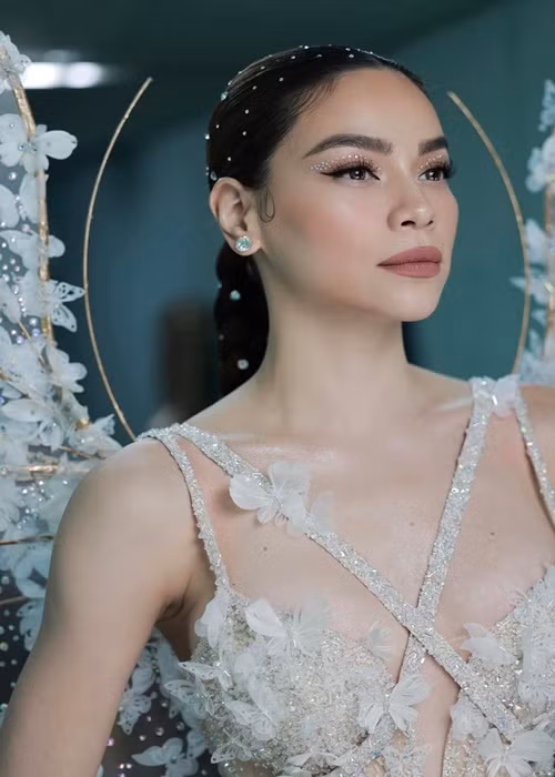 "...Dù Hà thành công thế nào thì cũng không thể bằng chị Mỹ Tâm được. Có như thế nào thì Hà mãi vẫn là người em, mối quan hệ chưa bao giờ phức tạp giống như mọi người vẽ lên. Hà cũng ít khi đọc những bài so sánh như thế vì mình hiểu được bản chất sự việc như thế nào. Không bao giờ có chuyện đó, luôn là sự chào hỏi bình thường sau hậu trường”, Hà Hồ nói. Ảnh: FBNV