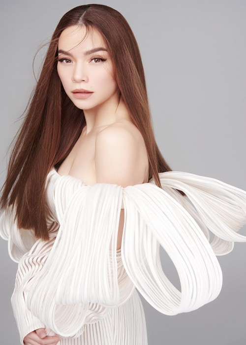 Trong cuộc phỏng vấn với Nông nghiệp Việt Nam, Hồ Ngọc Hà bày tỏ quan điểm khi bị đặt lên bàn cân với Mỹ Tâm: “Khi mình đi hát, chị Mỹ Tâm đã là một ca sĩ nổi tiếng rồi, còn so sánh lên bàn cân làm sao được? Bản thân Hà cũng không hài lòng với chính mình, Hà hiểu được cảm giác rất khó chịu khi một người như chị ấy đã lăn lộn và trở thành một ca sĩ nổi tiếng trước cả mình tại sao lại cứ đi so sánh với 1 cô mới toanh?...". Ảnh: FBNV