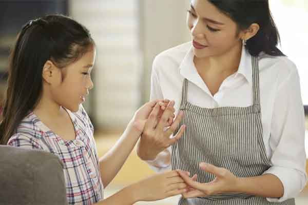 Dẫn cháu gái đi mua đồ Tết, cháu tiết lộ bí mật chua chát Dan chau gai di mua do Tet, chau tiet lo bi mat chua chat