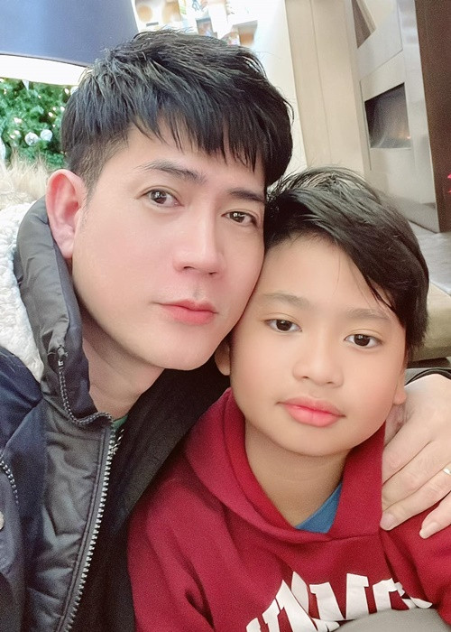 Gần đây, nam ca sĩ cảm thấy có lỗi với các con vì quá bận rộn nên không thể nấu ăn cho các con.