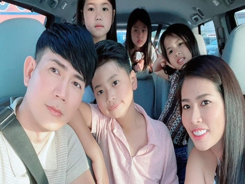 Nam ca sĩ dành toàn thời gian chăm vợ, thăm con nằm viện và đưa đón các con lớn đi học.