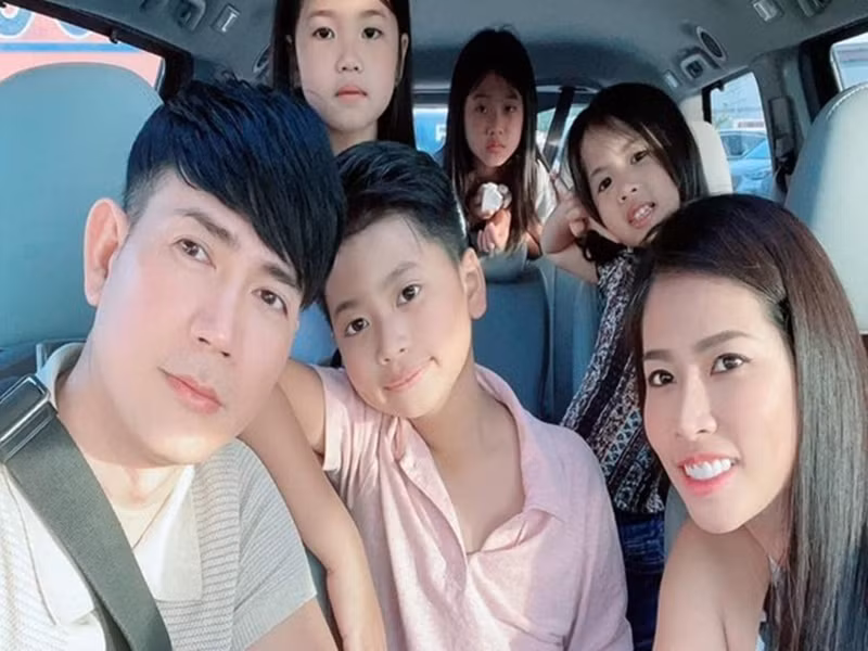 Nam ca sĩ dành toàn thời gian chăm vợ, thăm con nằm viện và đưa đón các con lớn đi học.