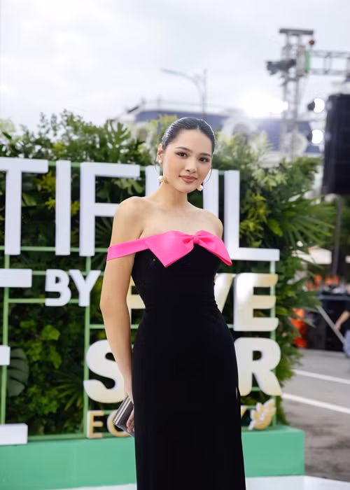 Ngày là thiếu nữ, Hương Giang miệt mài thi nhan sắc. Cô từng lọt top 10 Hoa hậu Việt Nam 2006, giành danh hiệu Á hậu 2 cuộc thi Hoa hậu Việt Nam Toàn cầu 2009, lọt top 16 Hoa hậu Thế giới 2009. Ngoài ra, Hương Giang còn được chuyên trang sắc đẹp Global Beauties bình chọn là Hoa hậu đẹp nhất châu Á 2009. Ở tuổi 36, gương mặt lẫn vóc dáng của cô không thay đổi nhiều so với hồi chưa lấy chồng, sinh hai con.