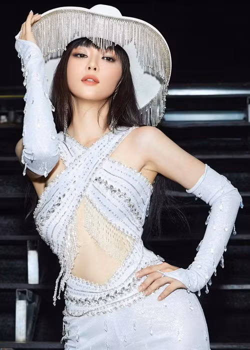 Ngay khi mới bước chân vào showbiz, ca sĩ Đinh Hương đã ăn mặc táo bạo. Ở tuổi 36, cô vẫn duy trì phong cách gợi cảm.