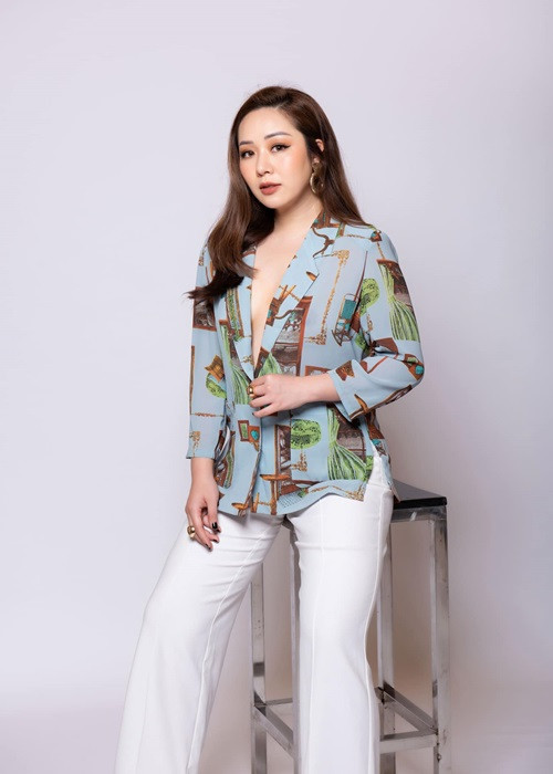 Không chỉ bằng tuổi, Ngô Phương Lan cũng có danh hiệu hoa hậu giống Thùy Lâm. Cô đăng quang cuộc thi Hoa hậu Thế giới người Việt năm 2007. Bước sang tuổi 36, có một cô con gái, Ngô Phương Lan vẫn đẹp mặn mà.