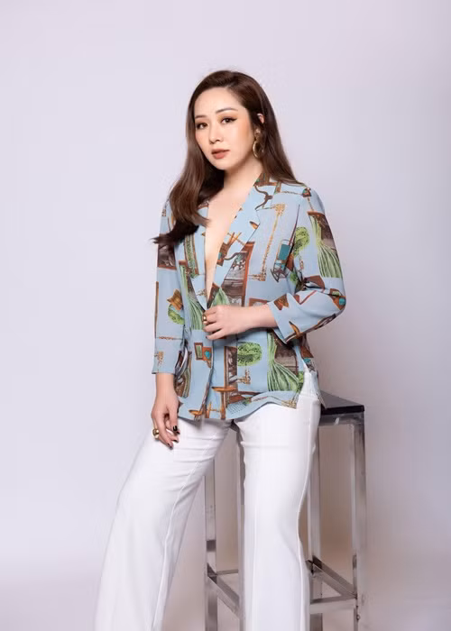 Không chỉ bằng tuổi, Ngô Phương Lan cũng có danh hiệu hoa hậu giống Thùy Lâm. Cô đăng quang cuộc thi Hoa hậu Thế giới người Việt năm 2007. Bước sang tuổi 36, có một cô con gái, Ngô Phương Lan vẫn đẹp mặn mà.