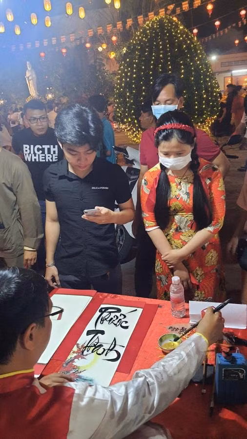 Nguoi dan mien Tay le chua cau binh an ngay dau nam moi-Hinh-9