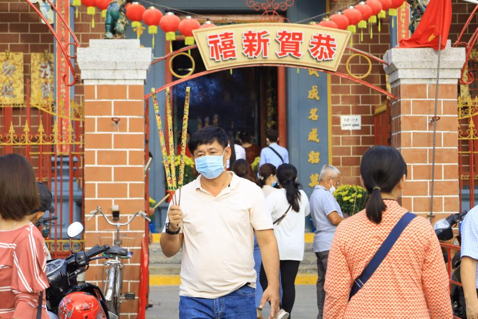 Nguoi dan mien Tay le chua cau binh an ngay dau nam moi-Hinh-2