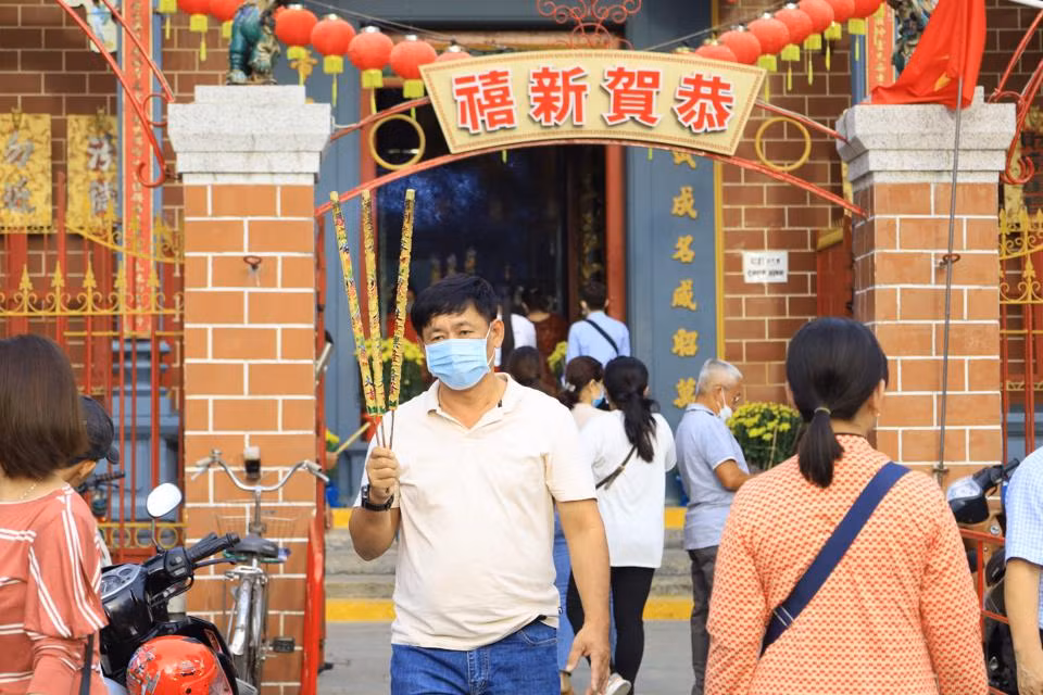 Nguoi dan mien Tay le chua cau binh an ngay dau nam moi-Hinh-2