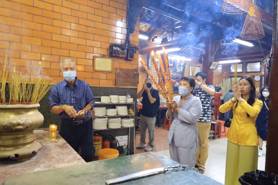 Nguoi dan mien Tay le chua cau binh an ngay dau nam moi-Hinh-6